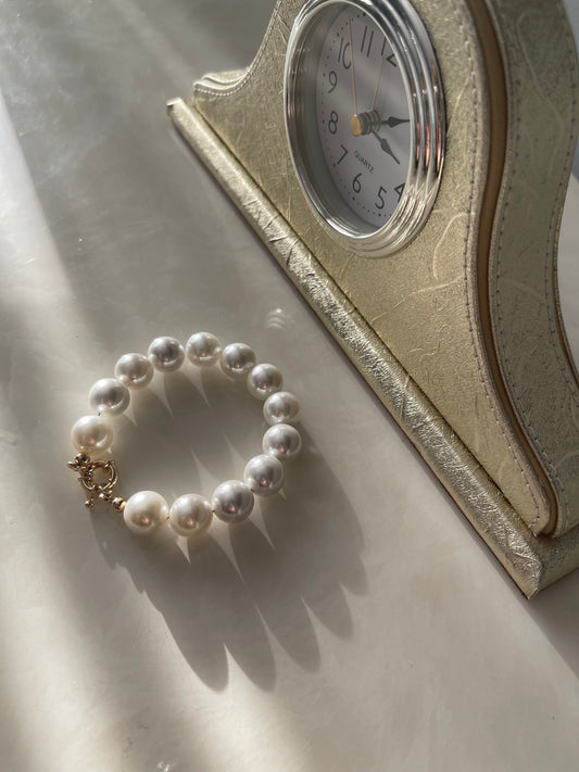 Pulsera de perlas de concha de Shirley Navone con detalles de metal con baño de oro amarillo