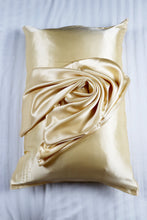 Cargar imagen en el visor de la galería, SET de 2 fundas de almohada bordadas con el logo FeverLess, de Seda Natural Mulberry con cierre dorado