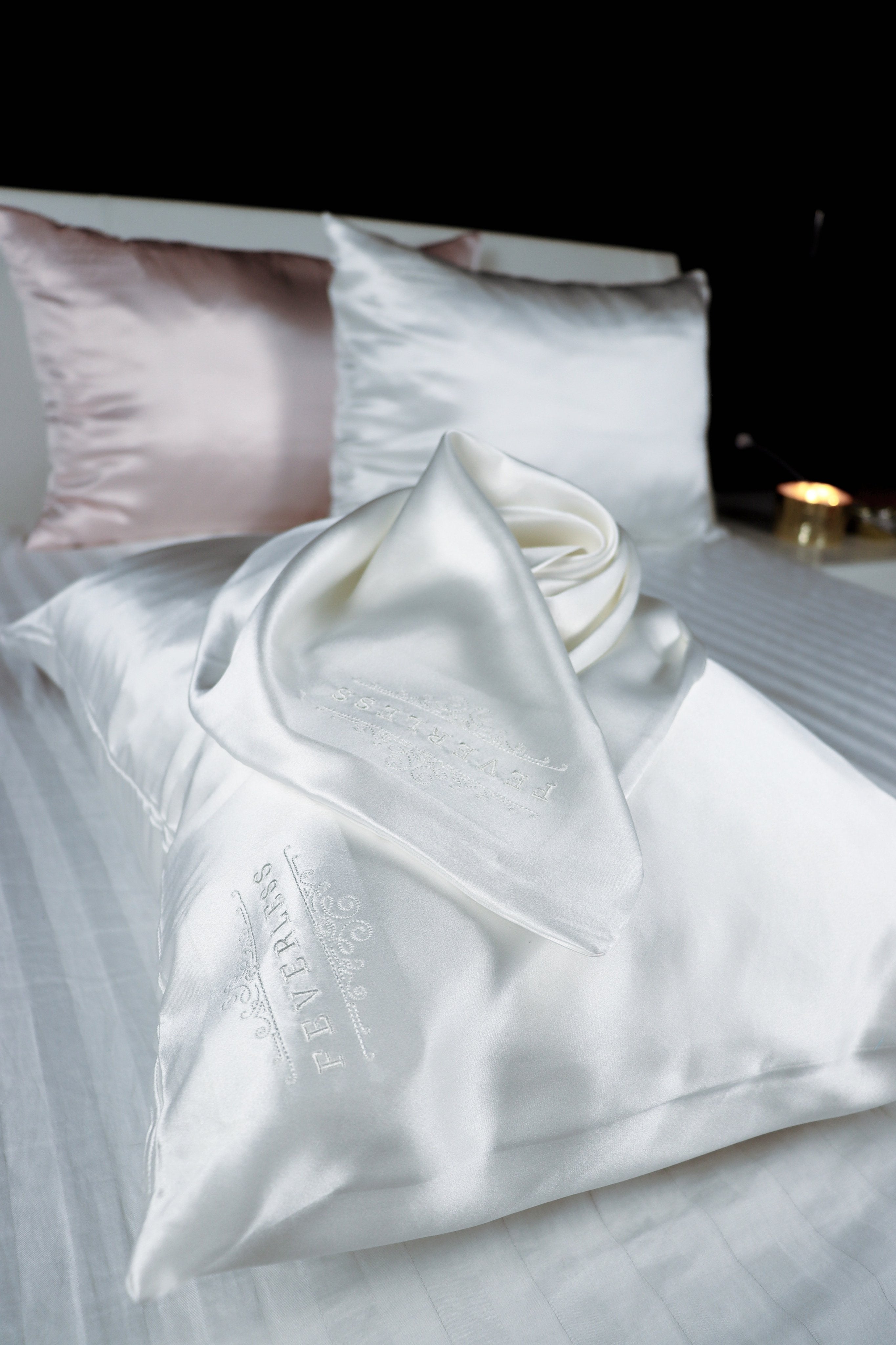 SET de 2 fundas de almohada bordadas con el logo FeverLess, de Seda Natural Mulberry con cierre Blanco