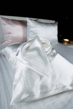 Cargar imagen en el visor de la galería, SET de 2 fundas de almohada bordadas con el logo FeverLess, de Seda Natural Mulberry con cierre Blanco