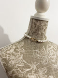 Necklace Diva with pearls at the base of the neck by Shirley Navone with gold-plated metal details.