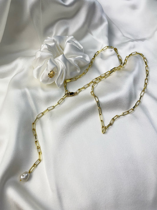 Collar de perlas naturales de Shirley Navone con detalles de metal con baño de oro amarillo
