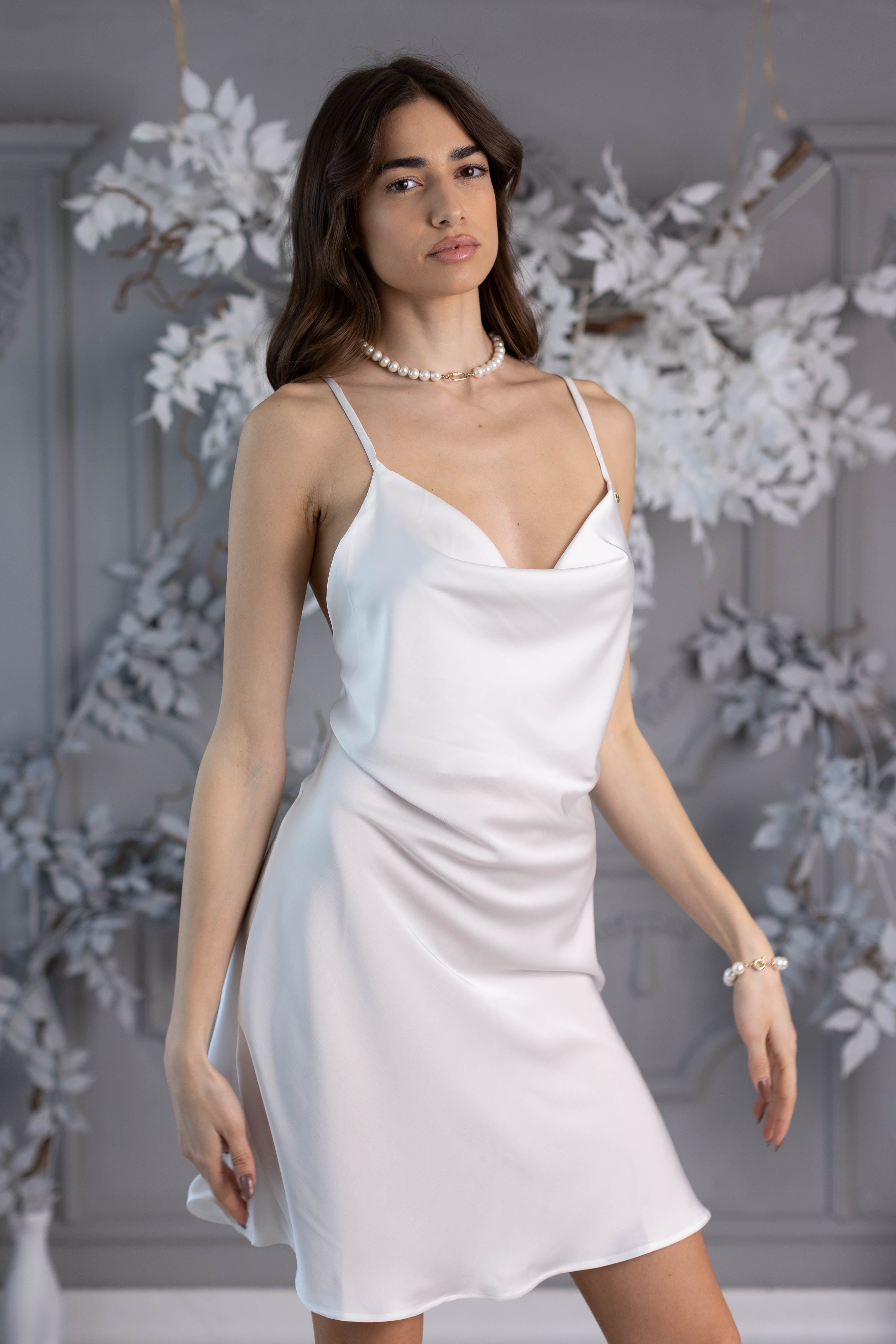 Set Satin Wave Short Robe + Open-Back White Dress